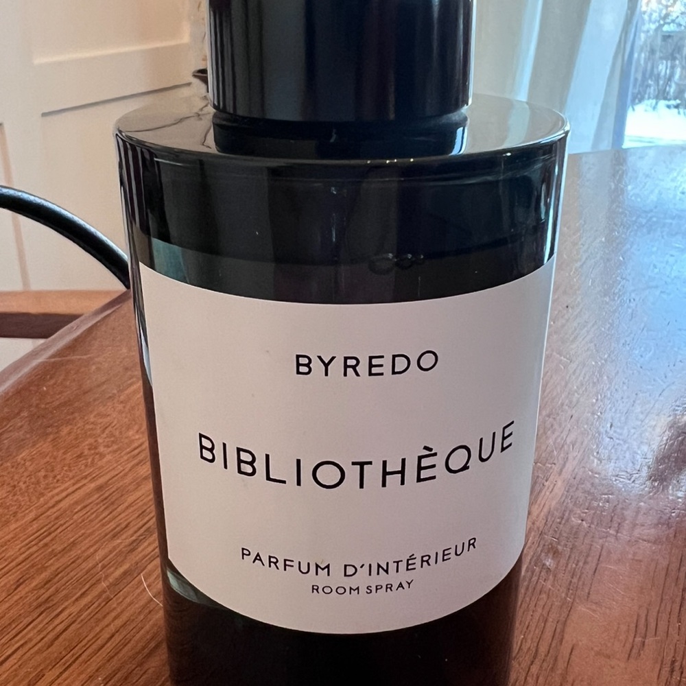 Byredo Bibliothèque Parfum d'Intérieur in Black 250 ml.  See level
